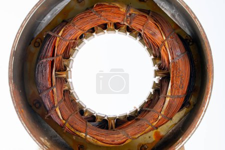 Téléchargez les photos : Ancien moteur de bobine de champ sur un fond blanc, une bobine de champ est un électro-aimant utilisé pour générer un champ magnétique dans une machine électromagnétique - en image libre de droit