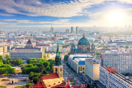 Widok z lotu ptaka na Berlin, nowoczesne budynki, kościół św. Mikołaja i berlińską katedrę, Niemcy.