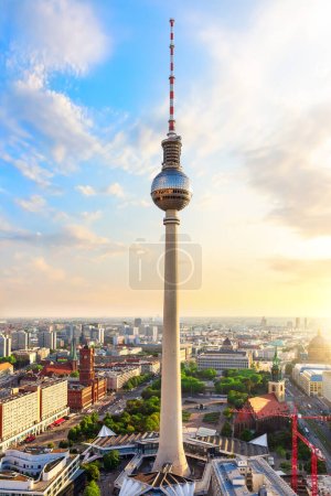 panorama Berlina z ratuszem i wieżą telewizyjną o zachodzie słońca, Niemcy.