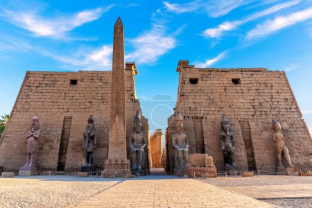 Foto de Luxor Temple main entrance, first pylon with obelisk, Egypt. - Imagen libre de derechos