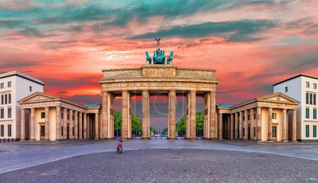 Słynna panorama Bramy Brandenburskiej lub Brandenburskiej o wschodzie słońca, Berlin, Niemcy.