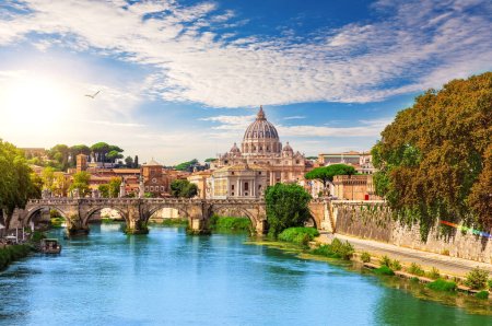 Foto de Catedral de San Pedro detrás del puente eliano, Roma, Italia. - Imagen libre de derechos