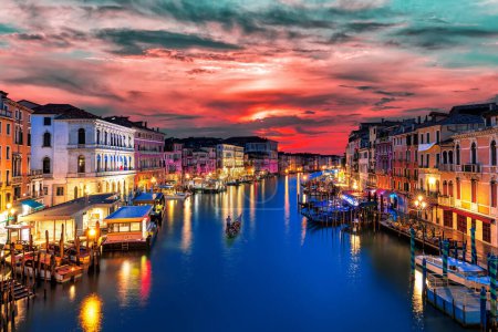 Foto de El Gran Canal por la noche desde el Puente de Rialto, Venecia, Italia. - Imagen libre de derechos