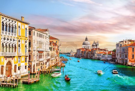 Gondola i łodzie w Kanale Grande w Wenecji niedaleko Santa Maria della Salute, Włochy.