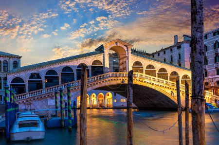 Foto de El puente de Rialto en Venecia, panorama al amanecer, Italia. - Imagen libre de derechos
