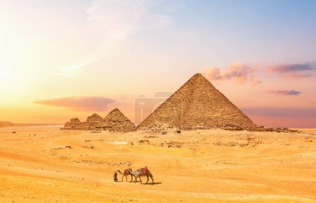 Foto de La Pirámide de Menkaure con los tres compañeros de la pirámide en el desierto de Egipto, Giza. - Imagen libre de derechos
