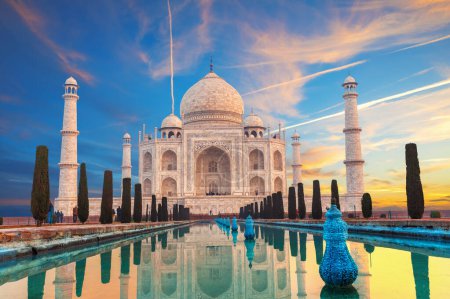 Coucher de soleil Taj Mahal, site classé au patrimoine mondial de l'UNESCO, célèbre monument d'Agra, Inde.