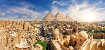 Téléchargez les photos : Vue aérienne du Caire, des pyramides, de la mosquée d'Ibn Tulun et d'autres sites de la capitale égyptienne. - en image libre de droit
