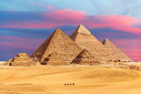 Foto de Las grandes pirámides de Egipto y los compañeros de pirámide, desierto de Guiza, Egipto. - Imagen libre de derechos