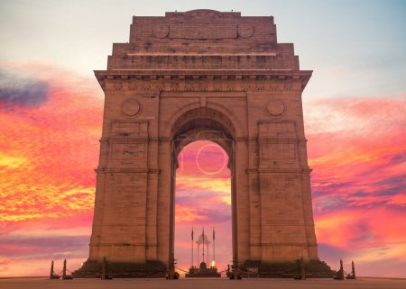 Téléchargez les photos : Porte de l'Inde dans les lumières du coucher du soleil, célèbre point de repère de New Delhi, aucun peuple. - en image libre de droit