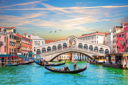 Téléchargez les photos : Coucher de soleil dans le Grand Canal près du pont du Rialto, Venise, Italie. - en image libre de droit