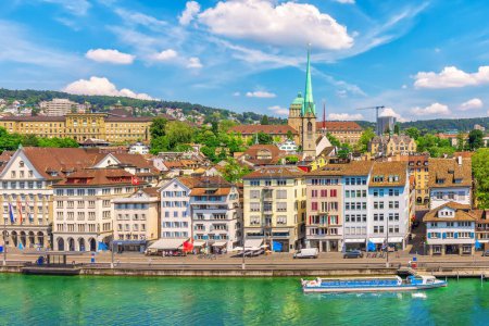 Téléchargez les photos : Vue aérienne sur la tour de l'église des prédicateurs et la promenade de Zurich, Suisse. - en image libre de droit