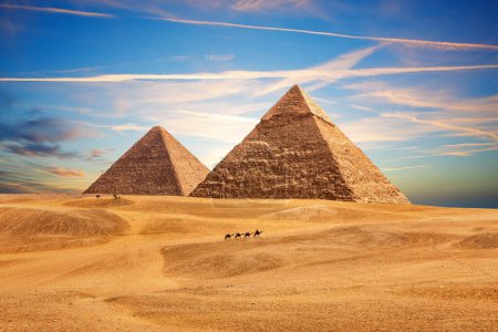 Die Pyramide von Chephren und die Pyramide von Cheops im Sand der Wüste von Gizeh, Ägypten.