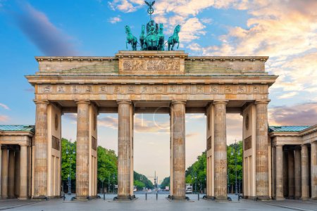 Słynna Brama Brandenburska, popularne miejsce zwiedzania, widok z bliska, Berlin, Niemcy.
