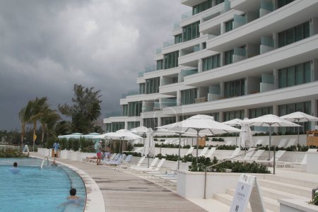 Foto de Resort de playa con sombrillas y piscina - Imagen libre de derechos