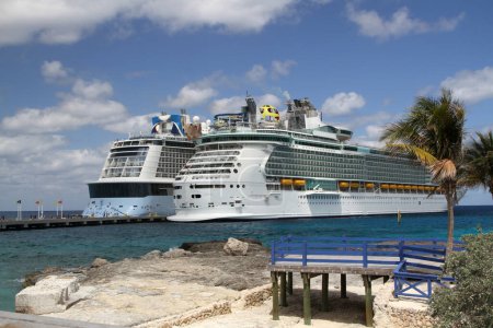 Foto de Dos cruceros en puerto - Imagen libre de derechos
