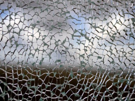 Foto de Un vidrio roto con muchos fragmentos afilados. Superposición de textura útil para el fondo. - Imagen libre de derechos