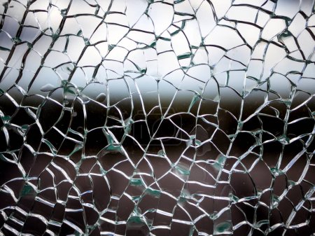 Foto de Un vidrio roto con muchos fragmentos afilados. Superposición de textura útil para el fondo. - Imagen libre de derechos