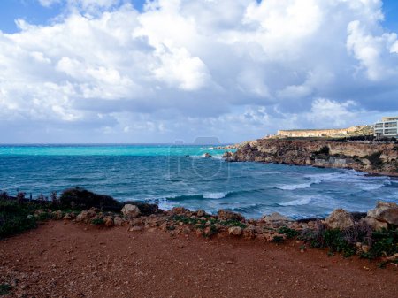 Téléchargez les photos : Plage de Golden Bay, îles maltaises. paysage par temps venteux nuageux - en image libre de droit