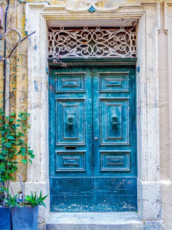 Téléchargez les photos : Fermer style rétro vieille maison porte de la culture architecturale méditerranéenne dans la Méditerranée île de Malte. - en image libre de droit