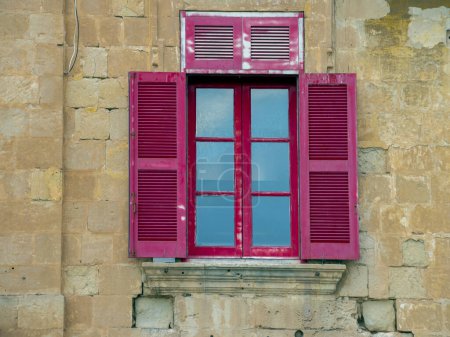 Téléchargez les photos : Fragment de façade du bâtiment avec balcons traditionnels décorés en bois peints à La Valette, Malte. - en image libre de droit
