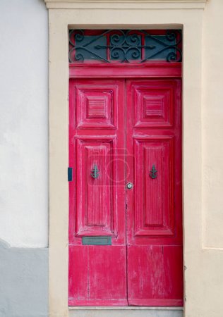 Foto de Primer plano estilo retro casa antigua puerta de la cultura arquitectónica mediterránea en la isla mediterránea Malta. - Imagen libre de derechos