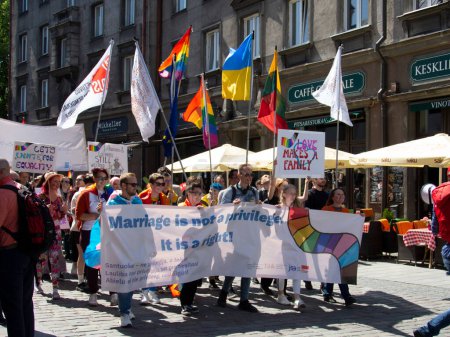 Foto de TALLINN, ESTONIA - 10 de junio de 2023: desfile del orgullo gay de libertad y diversidad, participantes felices caminando. Baltic Pride es un festival LGBT anual - Imagen libre de derechos