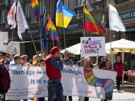 Téléchargez les photos : TALLINN, ESTONIE - 10 JUIN 2023 : gay pride parade of freedom and diversity, happy participants walking. Baltic Pride est un festival LGBT annuel - en image libre de droit