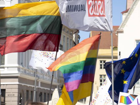 Téléchargez les photos : TALLINN, ESTONIE - 10 JUIN 2023 : gay pride parade of freedom and diversity, happy participants walking. Baltic Pride est un festival LGBT annuel - en image libre de droit