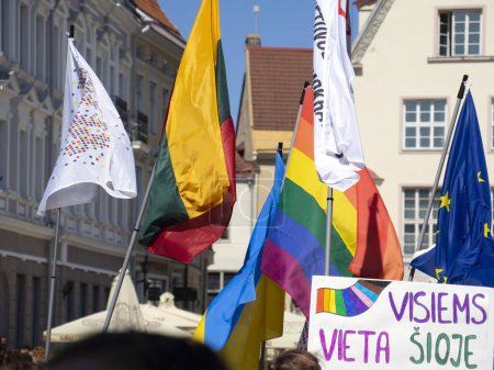 Foto de TALLINN, ESTONIA - 10 de junio de 2023: desfile del orgullo gay de libertad y diversidad, participantes felices caminando. Baltic Pride es un festival LGBT anual - Imagen libre de derechos
