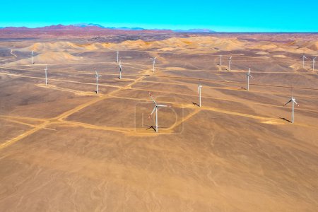 Foto de Aerial view of a wind farm in the Atacama Desert outside the city of Calama, Chile - Imagen libre de derechos