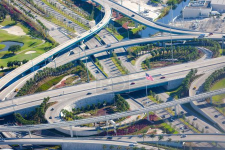 Téléchargez les photos : Aerial view of a highway intersection in Miami, Florida, United States - en image libre de droit