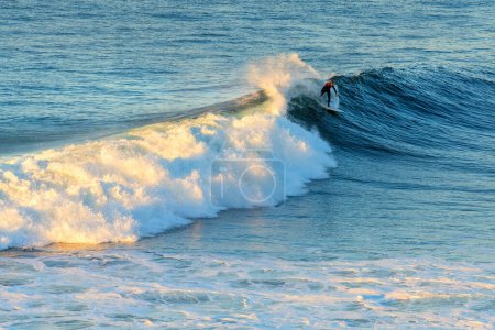 Téléchargez les photos : Pichilemu, Region de O'Higgins, Chili - 13 janvier 2022 : Surfeur à Punta de Lobos une plage de surf au sud de Pichilemu. - en image libre de droit