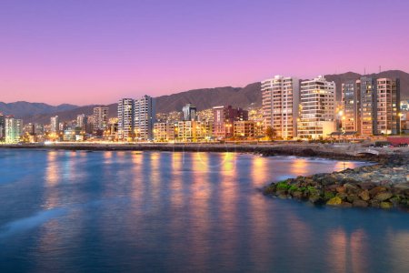 Foto de Vista panorámica de la costa de Antofagasta, conocida como la Perla del Norte y la ciudad más grande de la Región Minera del norte de Chile
. - Imagen libre de derechos