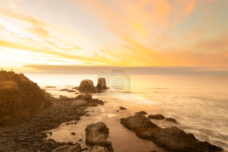 Téléchargez les photos : Coucher de soleil à Punta de Lobos à Pichilemu, Région VI, Chili - en image libre de droit