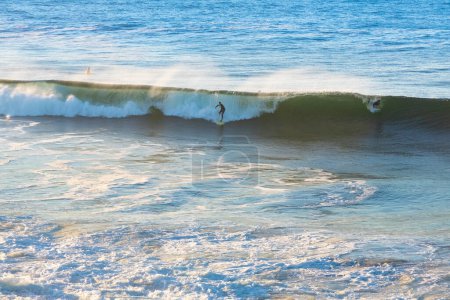 Téléchargez les photos : Pichilemu, Region de O'Higgins, Chili - 13 janvier 2022 : Surfeurs à Punta de Lobos une plage de surf au sud de Pichilemu. - en image libre de droit