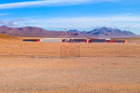 Téléchargez les photos : Un camp minier haut dans les hauts plateaux andins fait de conteneurs maritimes, Chili - en image libre de droit