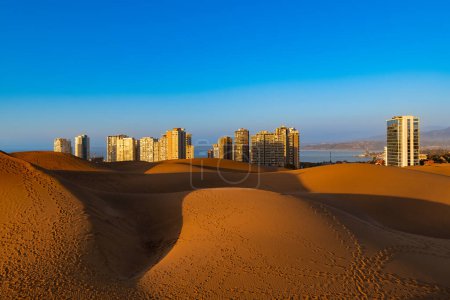 Vue des bâtiments de Concon depuis les dunes de sable, région de Valparaiso, Chili