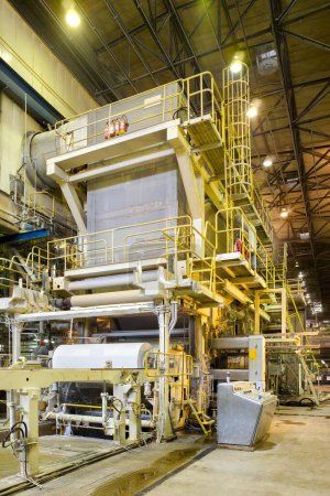 Téléchargez les photos : Les machines dans une usine de papier. - en image libre de droit