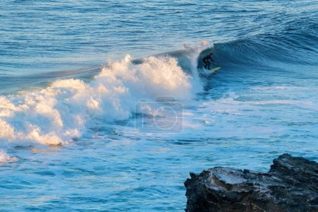 Téléchargez les photos : Surfeur à Punta de Lobos une plage de surf au sud de Pichilemu, Pichilemu, Région de O'Higgins, Chili - en image libre de droit