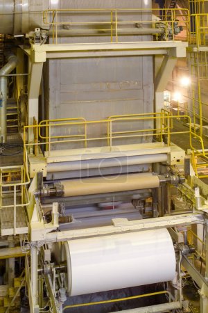 Die Maschinen in einer Papierfabrik.