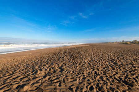 Téléchargez les photos : Vue grand angle de la plage de Pichilemu, Région VI, Chili - en image libre de droit
