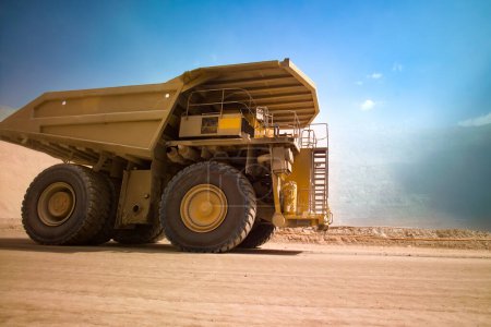 Téléchargez les photos : Un énorme camion à benne basculante dans une mine de cuivre à ciel ouvert au Chili. - en image libre de droit