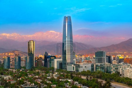 Téléchargez les photos : Vue panoramique de Santiago du Chili avec la chaîne de montagnes des Andes à l'arrière - en image libre de droit