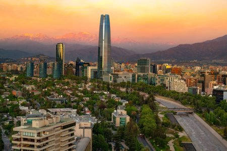 Foto de Vista panorámica de Santiago de Chile con la cordillera de los Andes en la parte posterior - Imagen libre de derechos