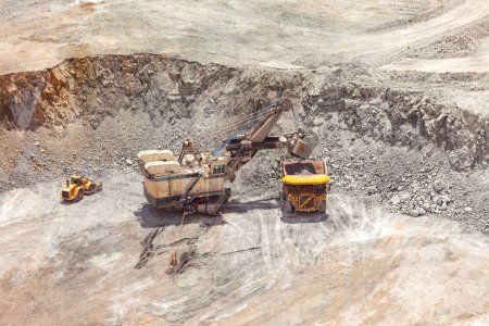 Téléchargez les photos : Pelle à câble électrique chargeant un camion à benne dans une mine de cuivre au Pérou - en image libre de droit