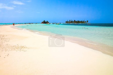 Foto de Aguas claras y arena blanca en una llave frente a la isla de San Andrés, Colombia - Imagen libre de derechos
