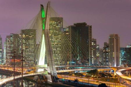Foto de Octavio Frias de Oliveira; puente y horizonte de Sao Paulo por la noche, Brasil - Imagen libre de derechos