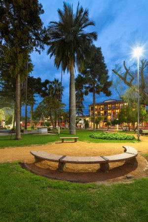 Santa Cruz, Colchagua-Tal, Chile - Blick auf den Hauptplatz der Stadt Santa Cruz mit der Fassade des Santa Cruz Plaza Hotels und seiner traditionellen spanischen Architektur.