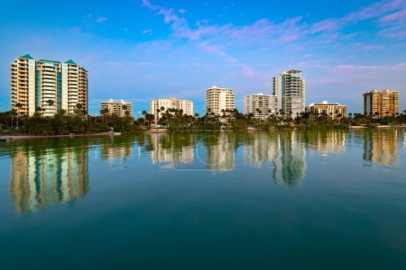 skyline Sarasota con aguas tranquilas que reflejan edificios durante las horas de la tarde, Florida, Estados Unidos